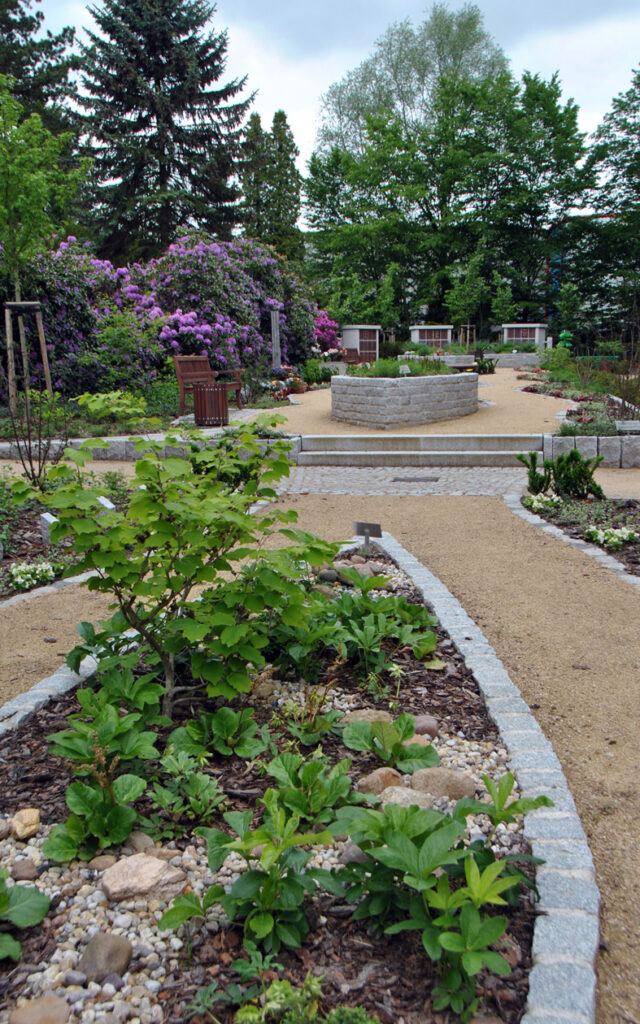 'Garten der vier Jahreszeiten' – Umgestaltung anonymer Urnenfelder zu attraktiven Bestattungsflächen